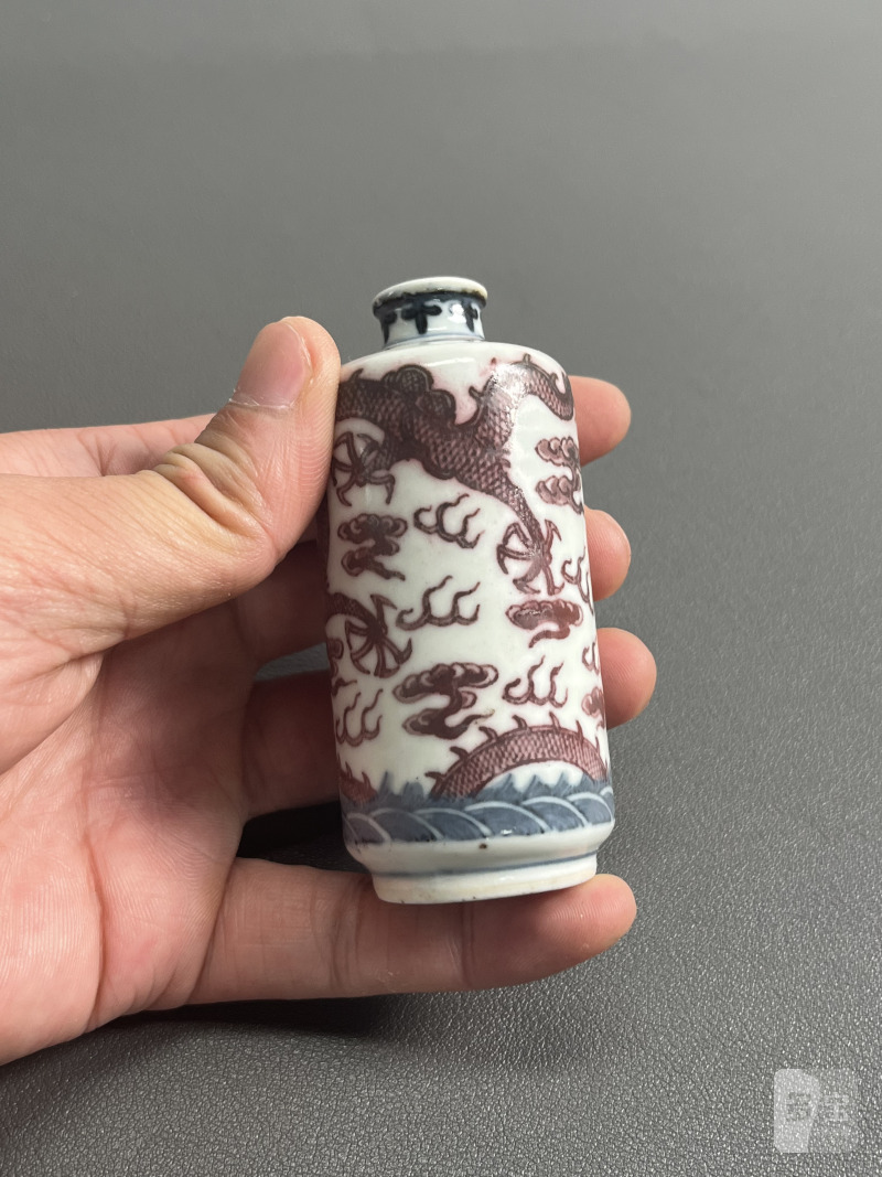 清中期  青花釉里红云龙海水纹鼻烟壶 - 图5